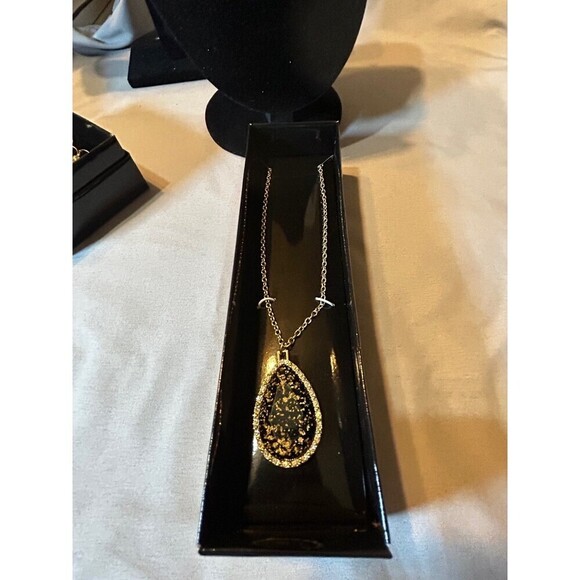 Jaclyn Smith Silver Tone Pendant Necklace - Picture 2 of 4